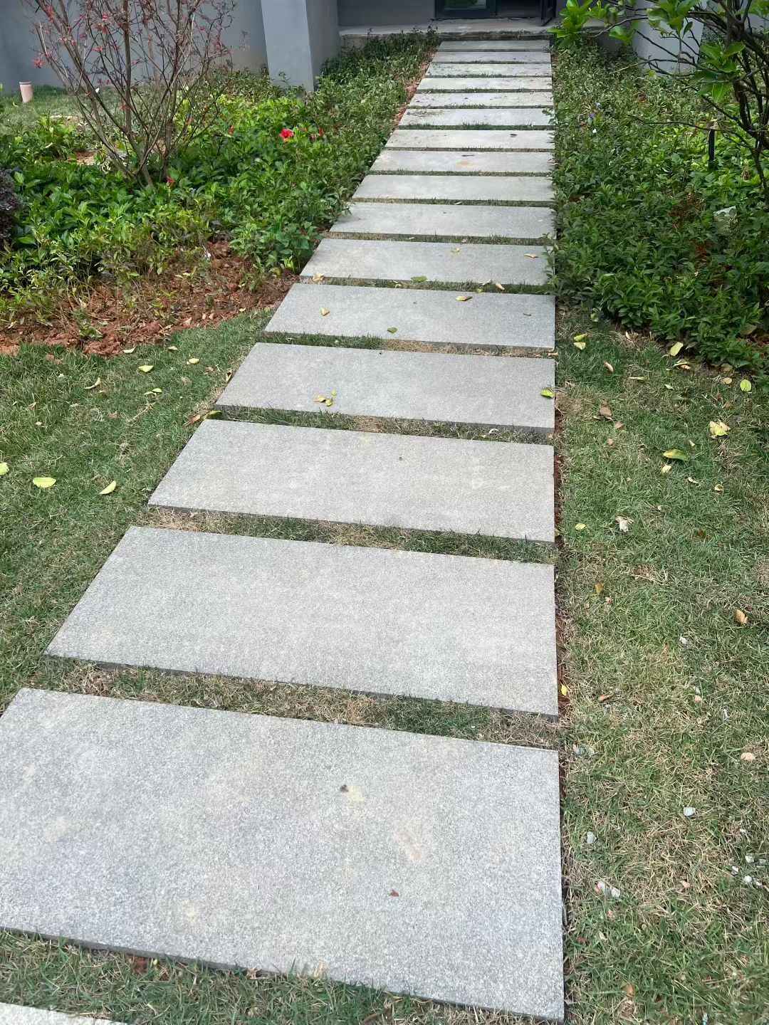 焦作 芝麻黑小区踏步、汀步石铺装效果
