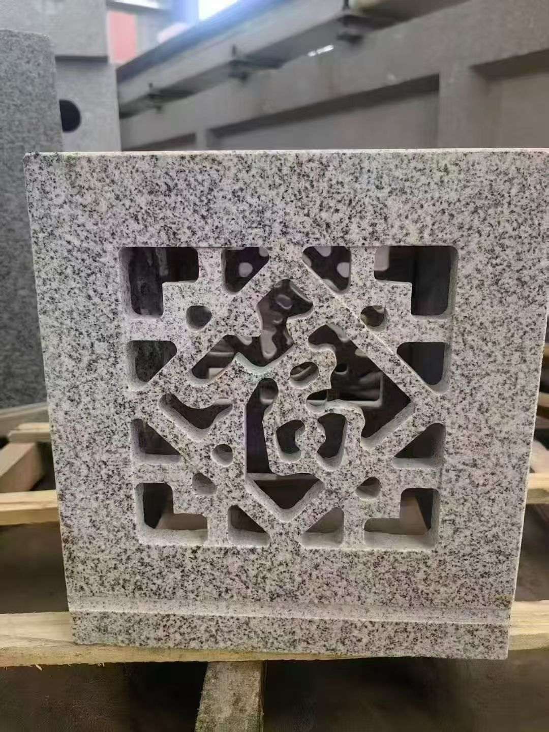 焦作 芝麻白花岗岩镂空雕花灯笼